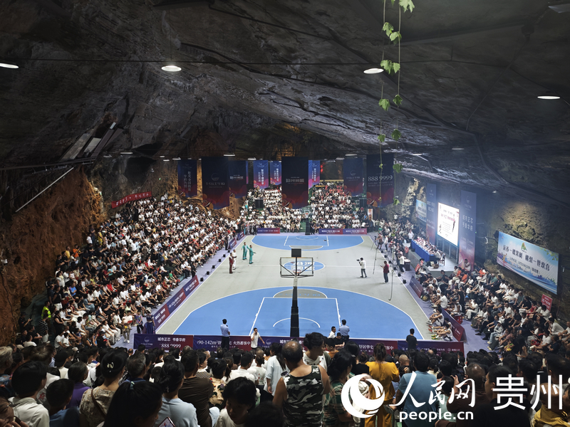 沿河縣黑水鎮鳳鳴洞籃球場。人民網 黃小桃攝