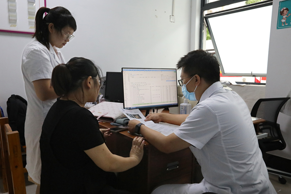 幫扶專家正為孕媽媽們進(jìn)行產(chǎn)檢和孕期健康指導(dǎo)。