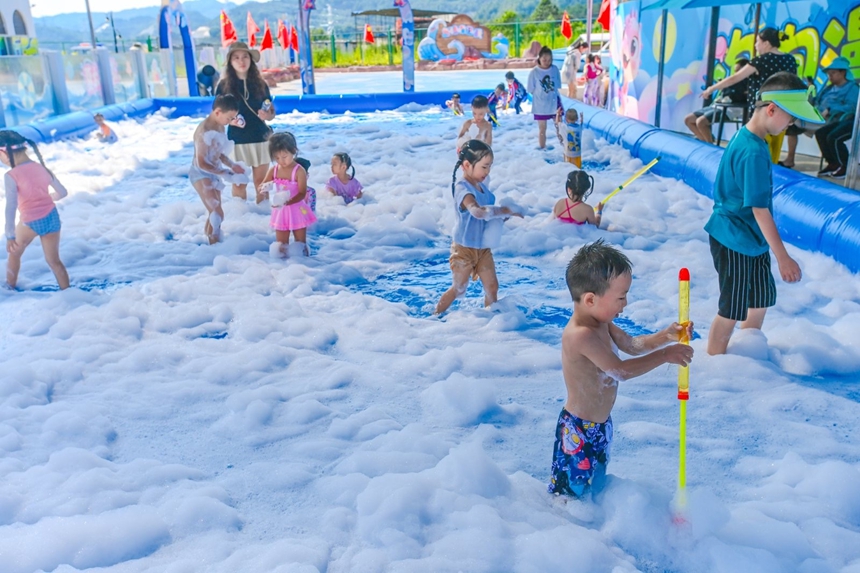 清鎮(zhèn)市侏羅紀恐龍小鎮(zhèn)。