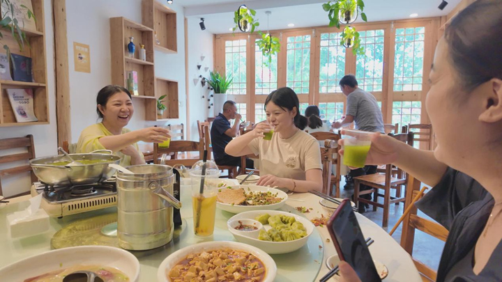 游客品嘗當地美食。