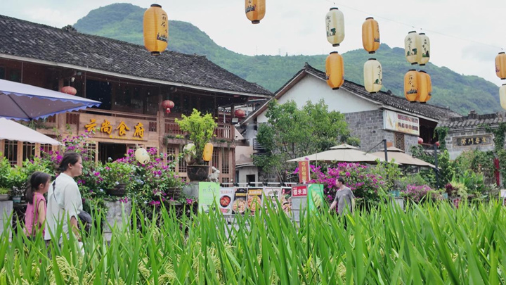 游客正在云舍村游玩。