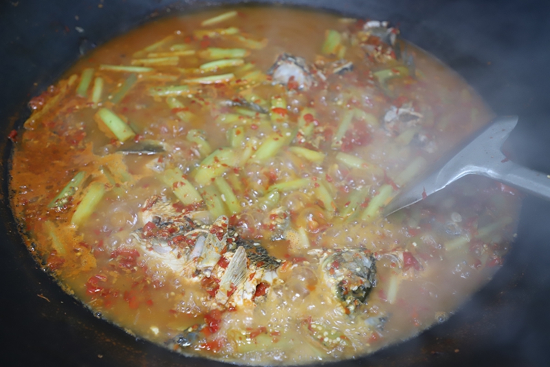 圖為村民正在煮酸湯魚.JPG