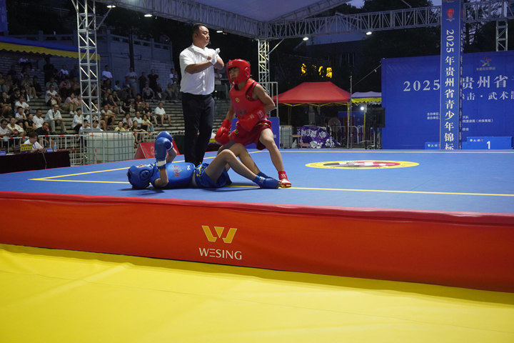 擂臺決賽對打。