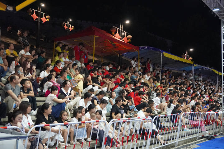 觀眾觀看比賽。