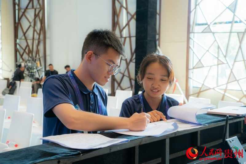 “2025數(shù)博會(huì)·DATA之夜”現(xiàn)場(chǎng)，來(lái)自貴州開(kāi)放大學(xué)的志愿者在開(kāi)展服務(wù)。人民網(wǎng) 陽(yáng)茜攝 