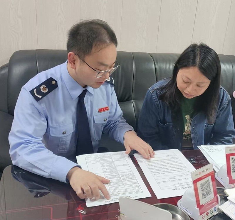 圖為稅務人員向納稅人宣傳納稅信用等稅費政策。饒迪攝