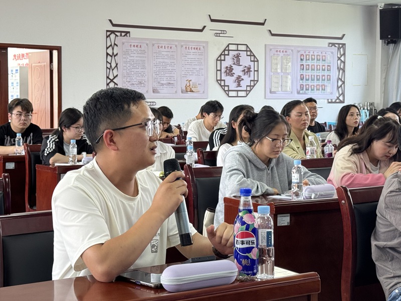 座談會參會代表發言。張熙若攝