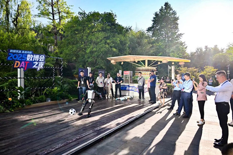 機器人表演踢足球。貴州大數(shù)據(jù)集團(tuán)供圖