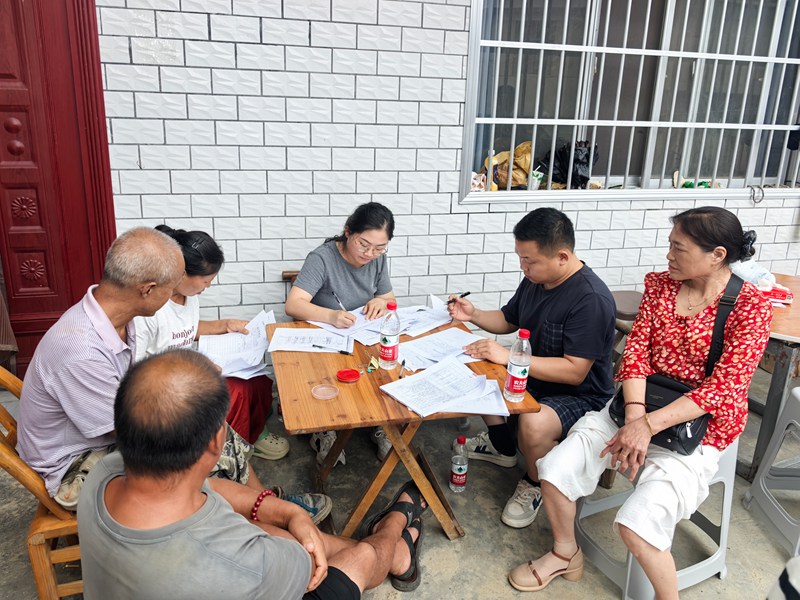 農戶簽訂銅吉鐵路項目土地征收相關手續。