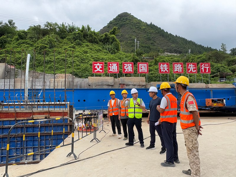 銅吉鐵路項目部和工作專班到銅巖隧道現場了解施工進度。