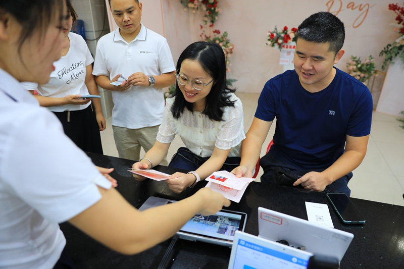 新人開心地領取結婚證。聶晶梅攝