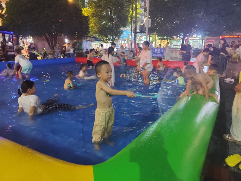 孩子們在水中嬉戲玩耍。