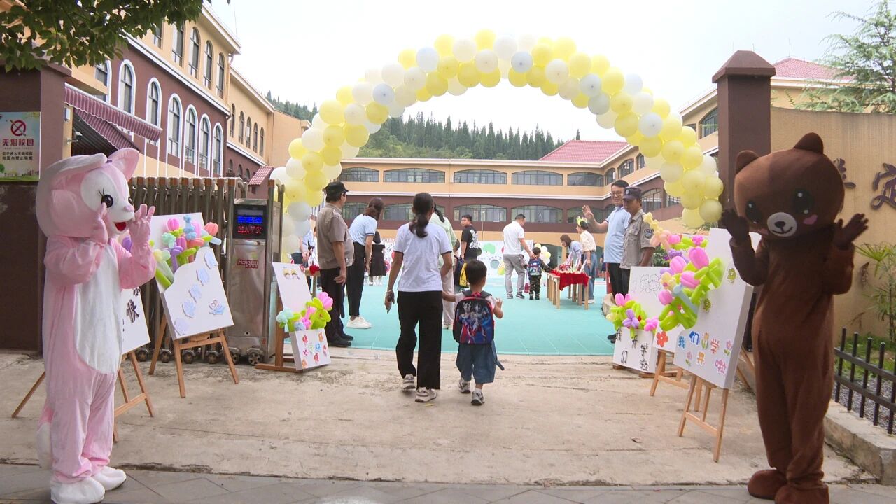 縣第五幼兒園，處處洋溢著喜慶的氛圍，彩色氣球被裝扮在學校大門口。