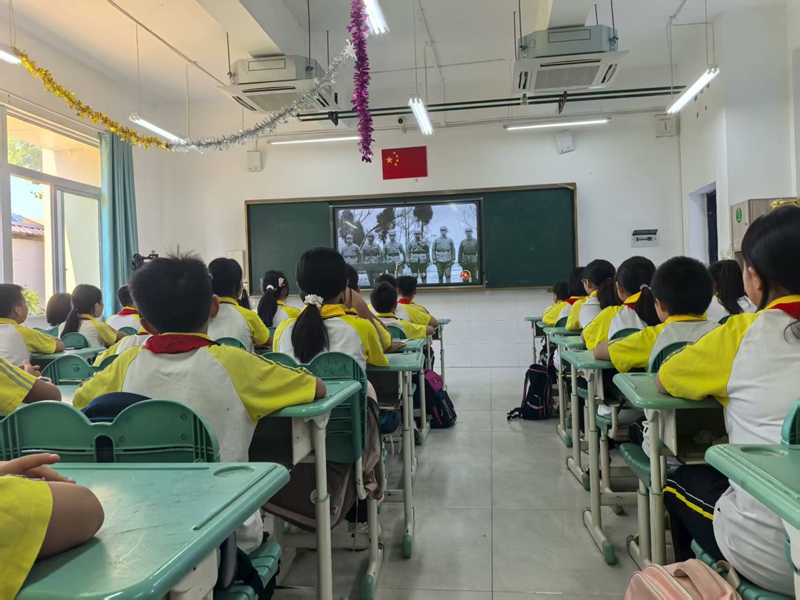 在金沙教育研究院附屬第一實驗小學,師生們共同觀看《書燈不滅 獨照復興》。王方 攝.jpg