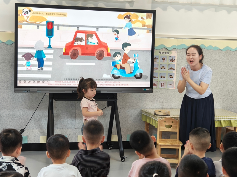 在第六幼兒園,老師通過生動的動畫短片、趣味兒歌、等形式給學生們講解相關安全知識。蔡昀 攝 (3).jpg