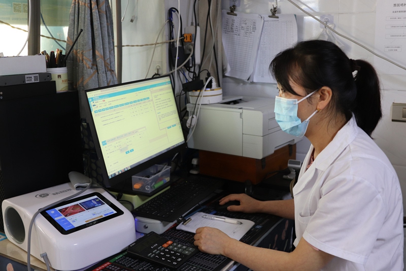 黑泥哨村醫生用AI輔助診斷。張弘揚 攝.jpg