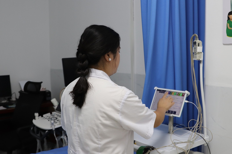 社區醫院心電圖實時上傳。張弘揚 攝.jpg