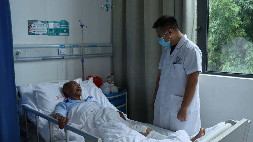 醫生了解病人恢復情況。