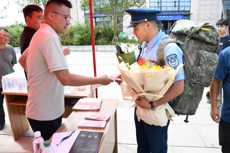 工作人員為退役軍人講解報到相關流程。