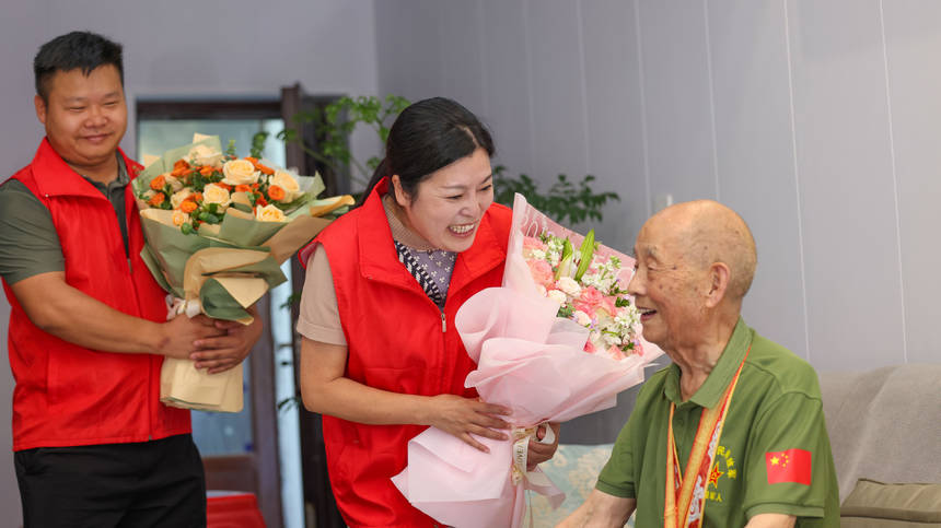 2025年9月2日，在貴州省銅仁市玉屏侗族自治縣平溪街道紅花社區，志愿者給抗戰老兵姚源興過生日。 