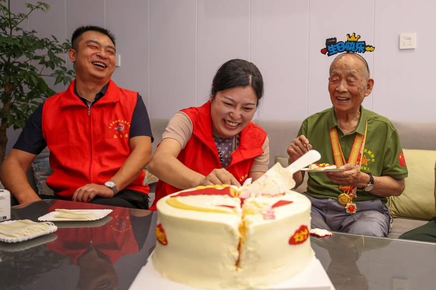 2025年9月2日，在貴州省銅仁市玉屏侗族自治縣平溪街道紅花社區，志愿者給抗戰老兵姚源興過生日。 