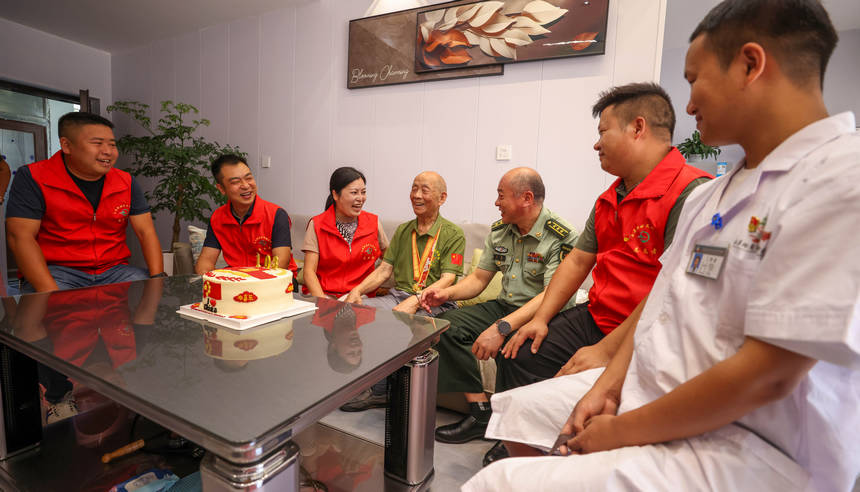 2025年9月2日，在貴州省銅仁市玉屏侗族自治縣平溪街道紅花社區，志愿者給抗戰老兵姚源興過生日。 