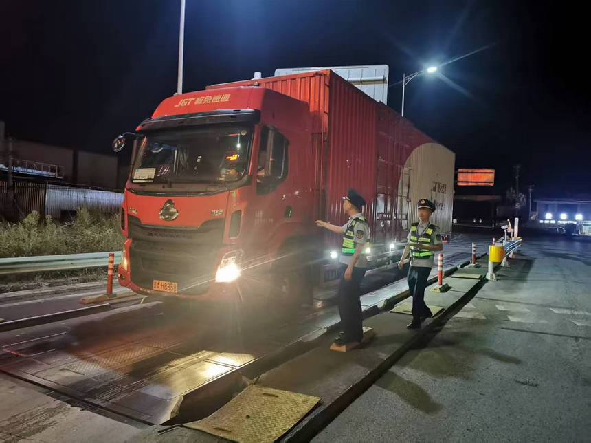 久長收費(fèi)站入口治超。