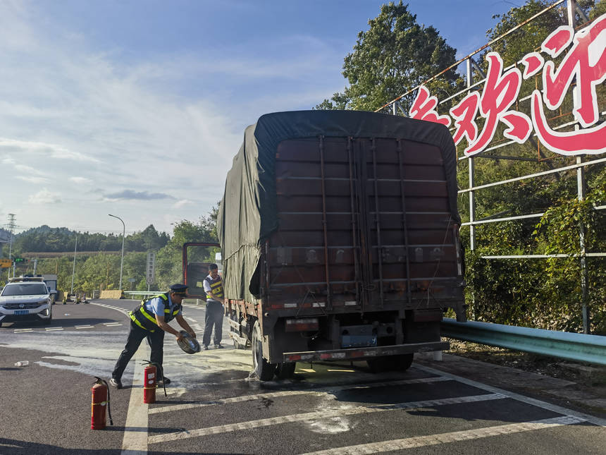 2025年9月3日 S36玉盤高速施秉西收費站外廣場 執法人員給車輪淋水降溫。