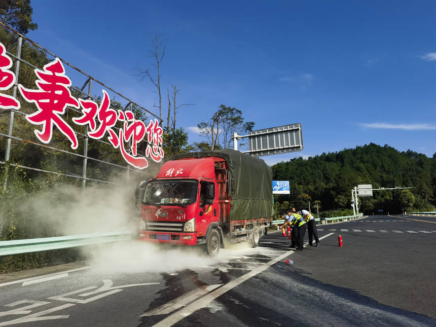 執法人員使用干粉滅火器滅火。