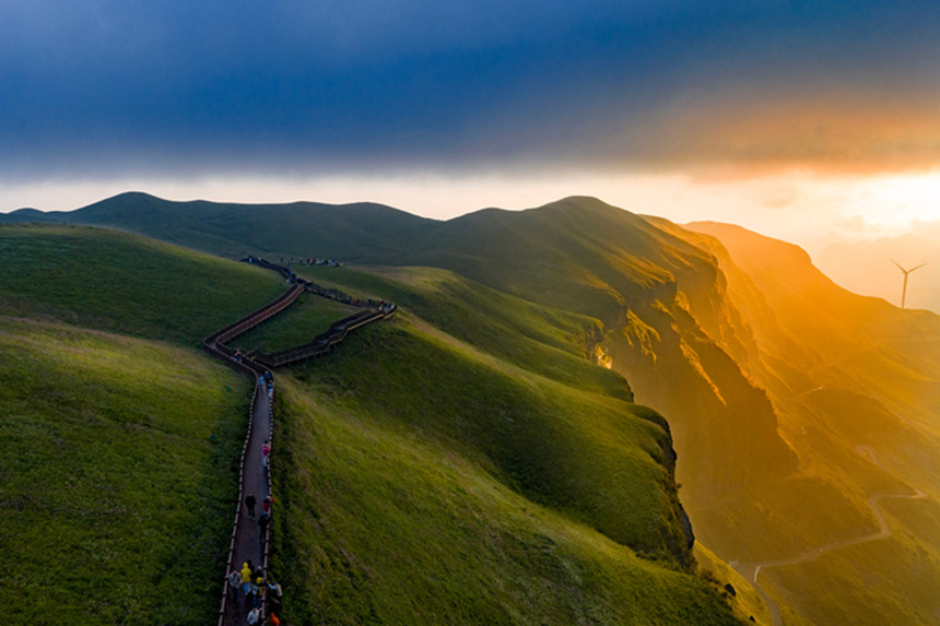 游客在畢節市赫章縣阿西里西·韭菜坪景區觀賞游玩。