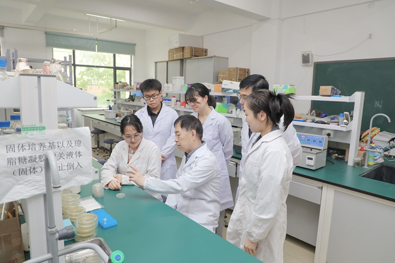 武漢大學(xué)幫扶貴州師范大學(xué)生物學(xué)團(tuán)隊(duì)負(fù)責(zé)人 孫蒙祥在實(shí)驗(yàn)室與學(xué)生交流。