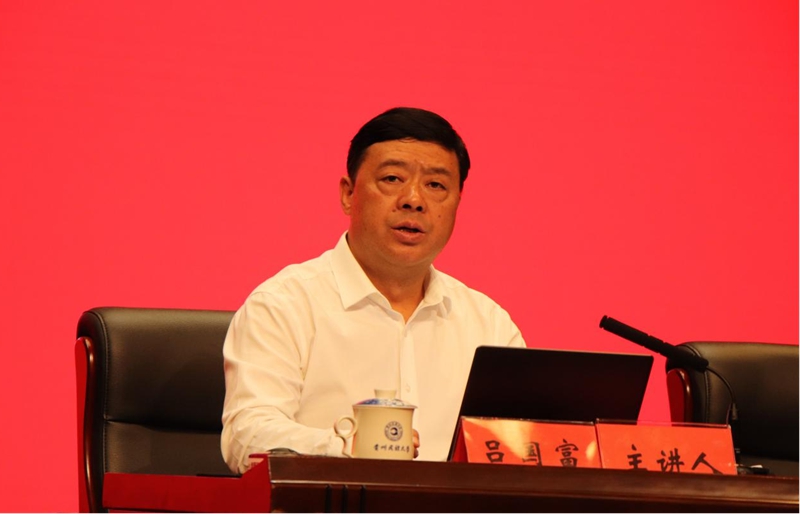 國富教授講授“入學第一課”.jpg