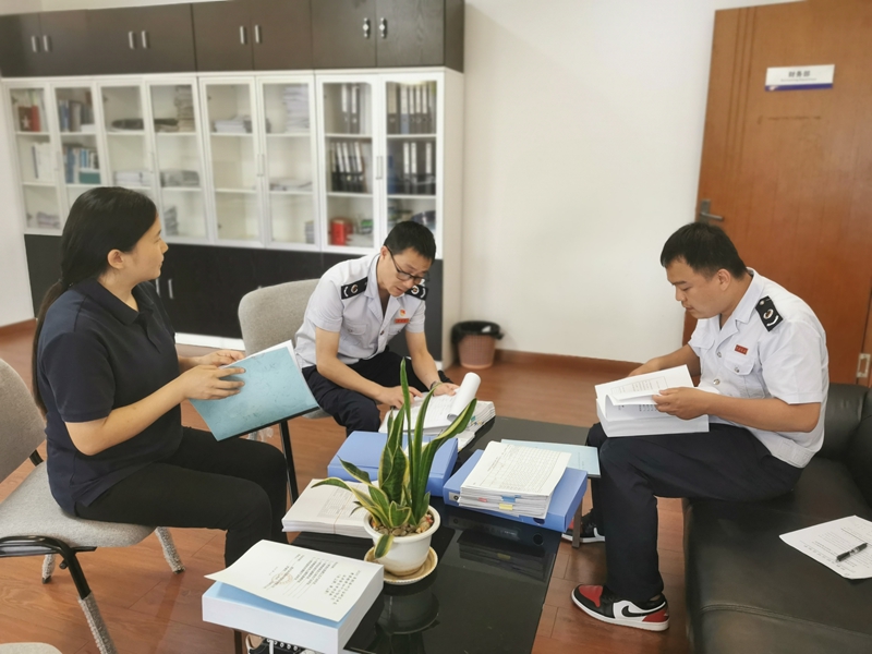 圖為稅務(wù)局工作人員向企業(yè)宣傳重點(diǎn)人群、退役軍人就業(yè)相關(guān)稅費(fèi)政策適用情況。石廣梅攝.jpg