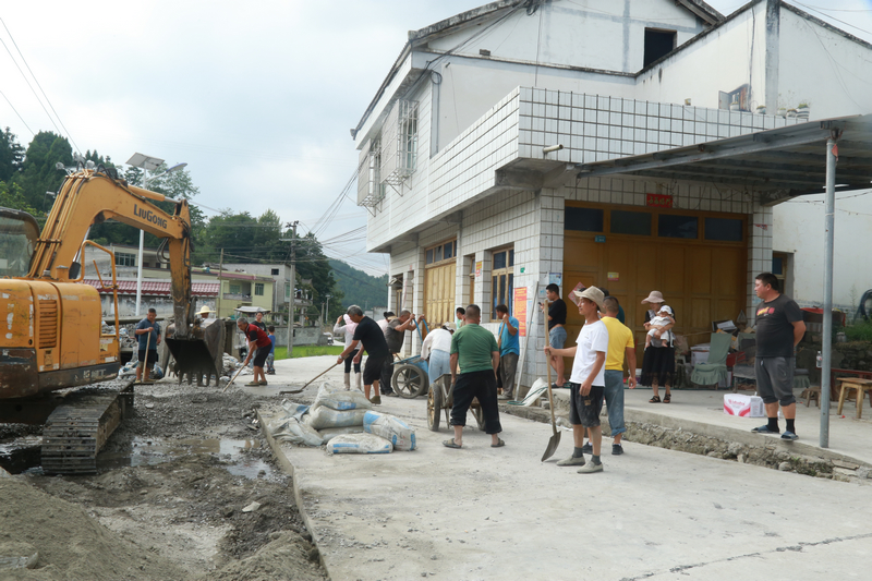 8月20日，貴州省黔西市甘棠鎮大錫社區林角塘組，村民們紛紛加入施工隊一起修路。張晶攝