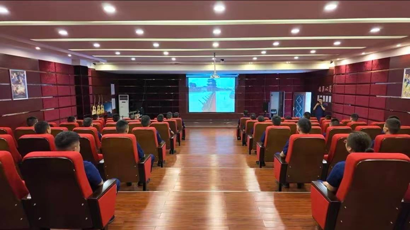 金沙縣消防救援大隊長江大道消防救援站的消防員們聚集在屏幕前觀看閱兵 胡鳳至攝