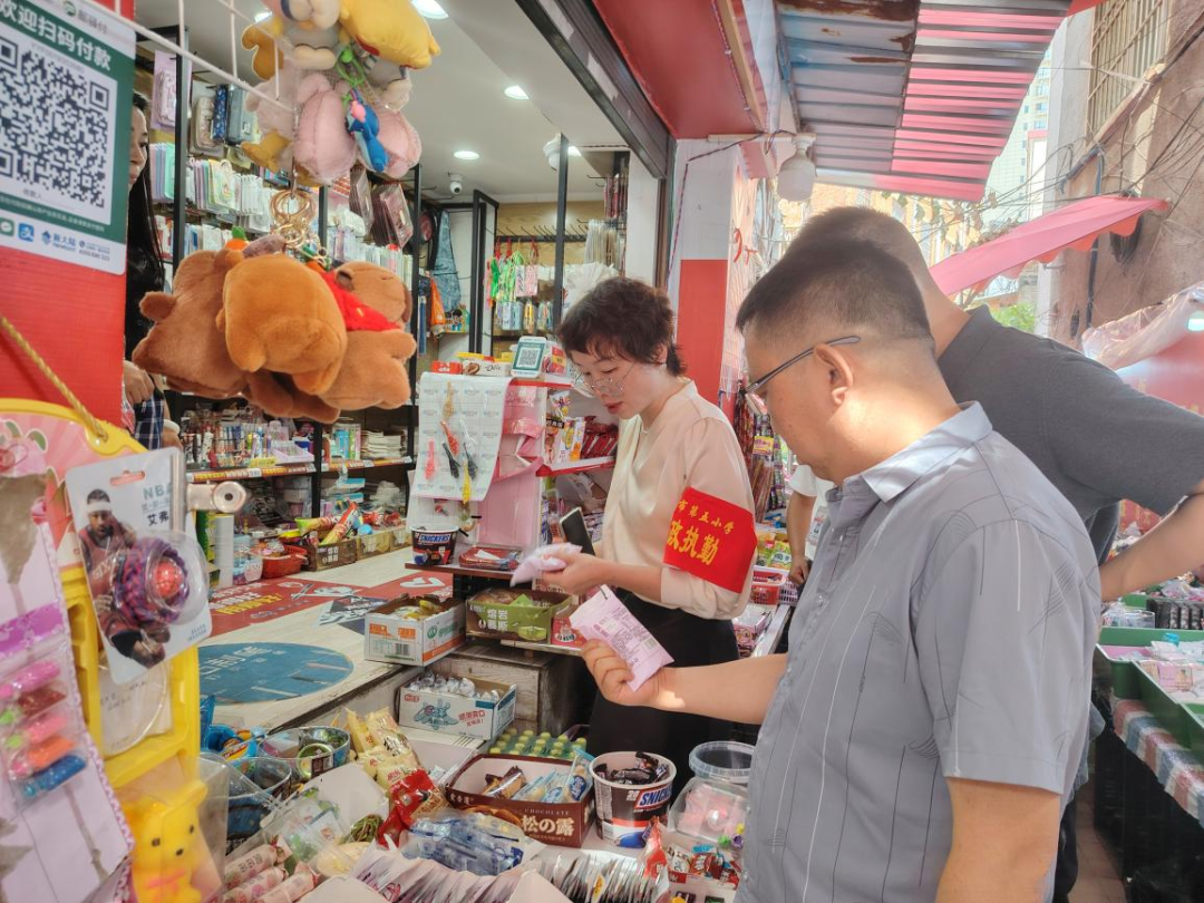 西秀區南街街道開展“掃黃打非”專項檢查行動 凈化校園周邊文化環境。