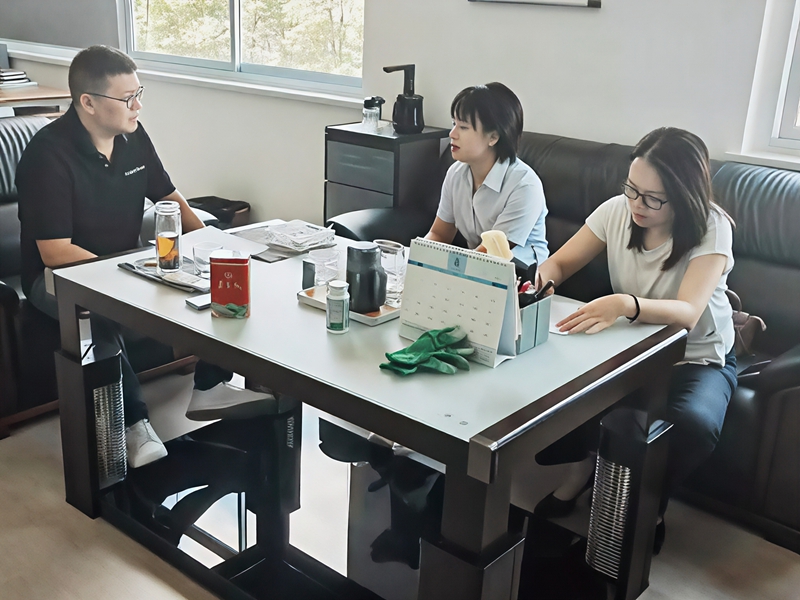 “企業之家”團隊堅持每周定期走訪企業，深入廠區一線，與企業家面對面交流，傾聽真實心聲。桐梓縣政務服務中心供圖.jpg