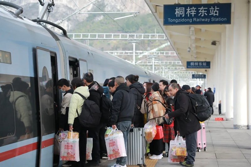 桐梓縣與珠海市萬山海洋開發(fā)試驗區(qū)還建立起緊密的勞務協(xié)作關系，通過實地考察企業(yè)、提供維權保障、組織“點對點”高鐵專列和包車輸送等方式，連續(xù)三年幫助群眾赴粵穩(wěn)崗增收。.jpg
