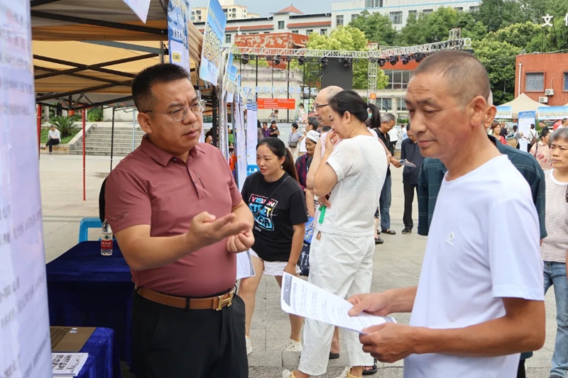 近期，2025年珠海·遵義東西部勞務協(xié)作專場招聘會（桐梓縣專場）成功舉行，來自珠海及本地的20余家企業(yè)帶來上千個崗位，吸引眾多群眾咨詢應聘。.jpg