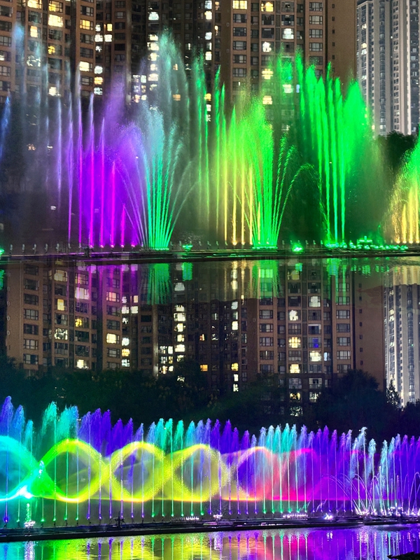 活動現場音樂噴泉絢麗綻放，多彩水幕與城市夜景交相輝映，美輪美奐。張川 攝.jpg