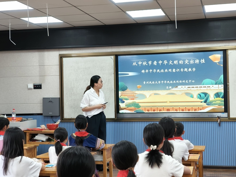 專家授課. 學校供圖.jpg