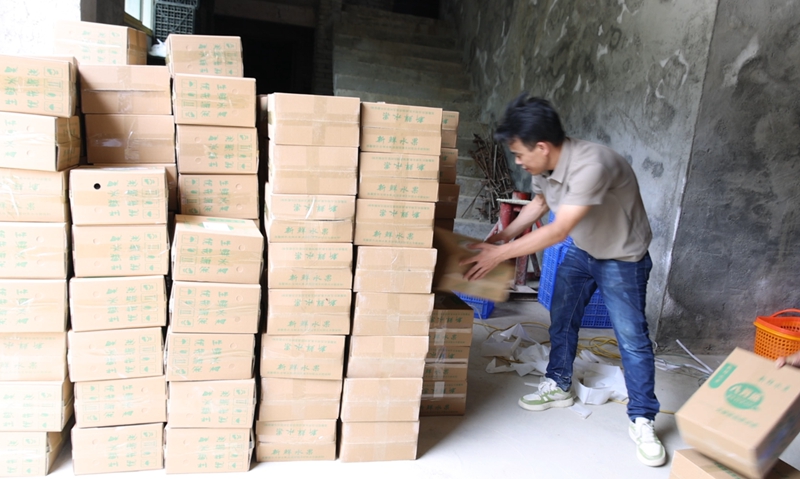 村民將打包好的農產品發貨。.jpg