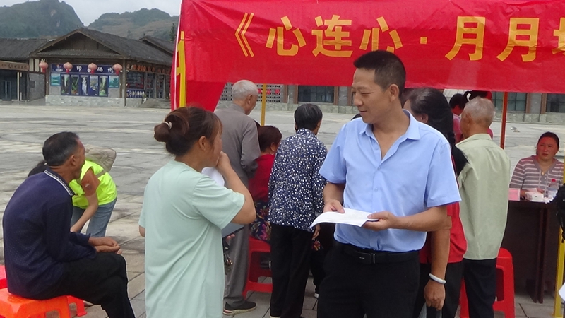 村兩委宣講兩清兩改兩治理、合醫(yī)、用火用電等相關(guān)惠民政策.jpg