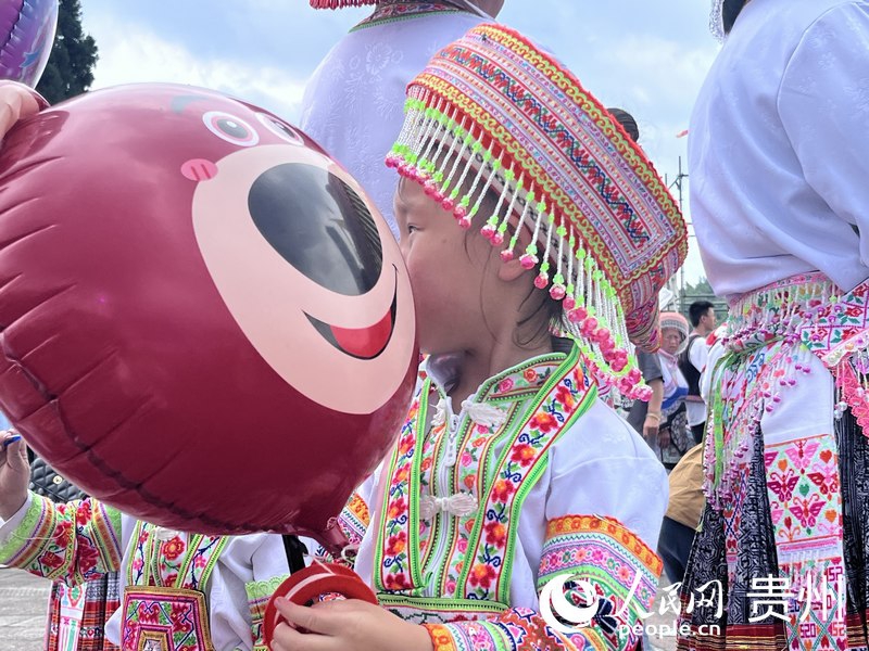 桐梓縣馬鬃苗族服飾成為一道風景線。人民網 陳潔泉攝.jpg