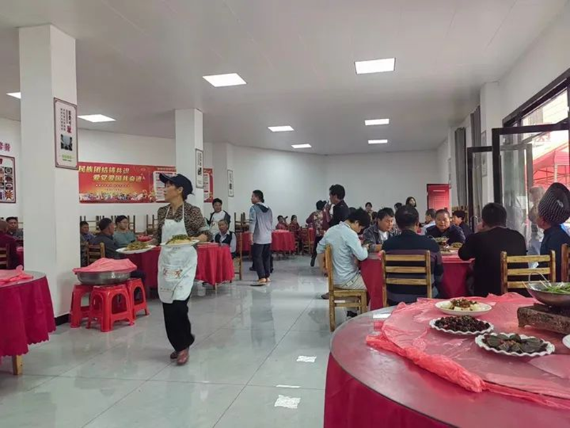 松桃苗族自治縣牛郎鎮松江村村民在“合約食堂”用餐。