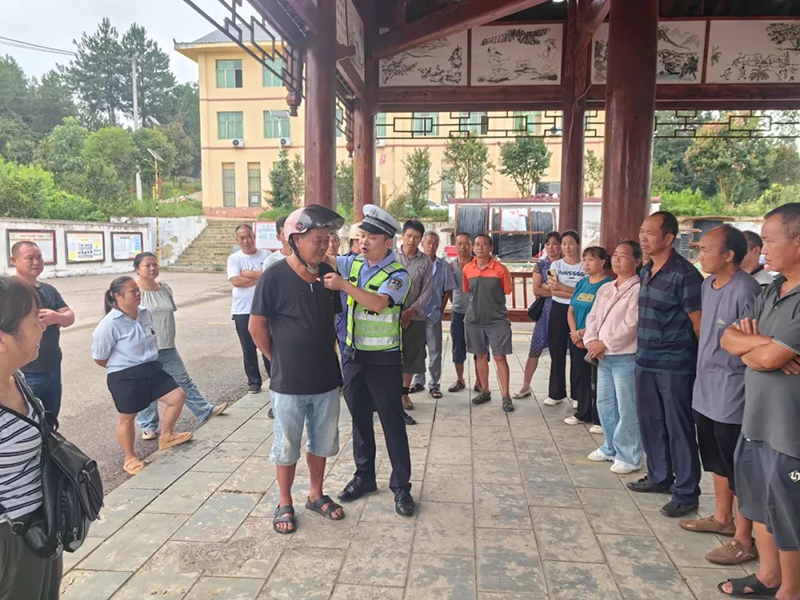 玉屏侗族自治縣開展“車管送考下鄉”服務.