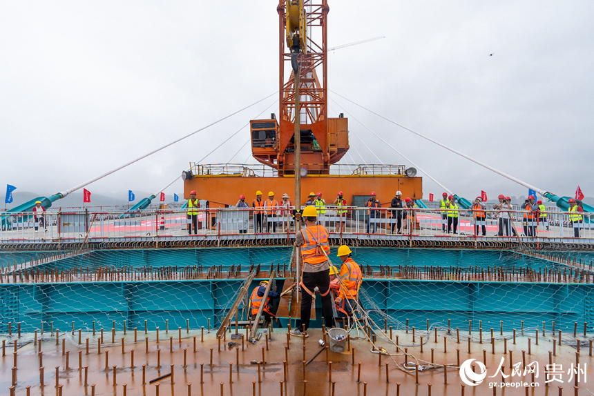 建設者正在安裝大橋的最后一片小縱梁。人民網記者 涂敏攝