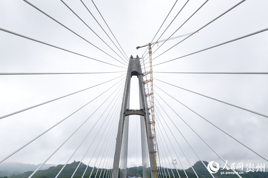 建設中的百花湖特大橋。人民網(wǎng)記者 涂敏攝