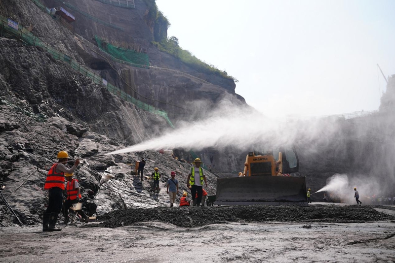 花灘子水庫首倉碾壓混凝土開倉澆筑。