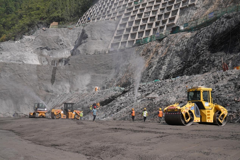 花灘子水庫首倉碾壓混凝土開倉澆筑。
